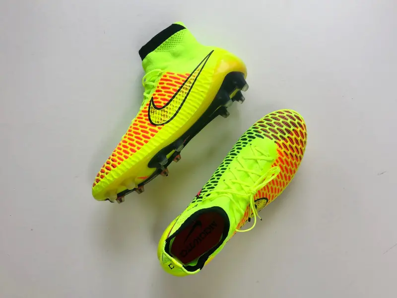 Nike Magista Obra Volt / Metallic Gold Coin / Black FG Launch Edition visual highlighting the alternate view
