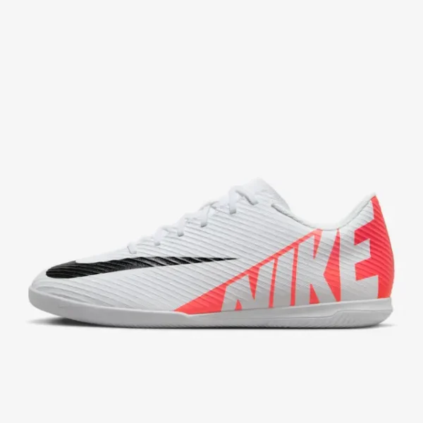 main product shot featuring Nike Mercurial Vapor 15 Club IC Ready Pack