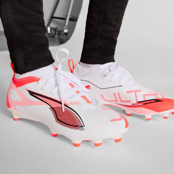 alternate product shot featuring Puma Ultra 5 Match FG/AG White / Black (GS)